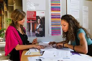 Forum d'inscription 2010-2011. Information et accueil administratif. 