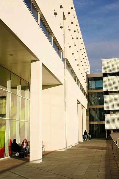 Auditeurs dans les espaces de circulation du Cnam Saint-Denis au